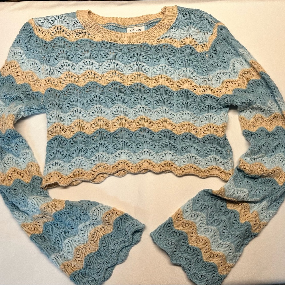 Le Lis Blue & Cream Cropped Knit Sweater Size Small